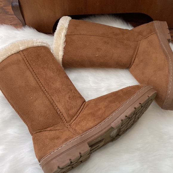 Cute tan UG style boots in size M (7/8) - Picture 6 of 6